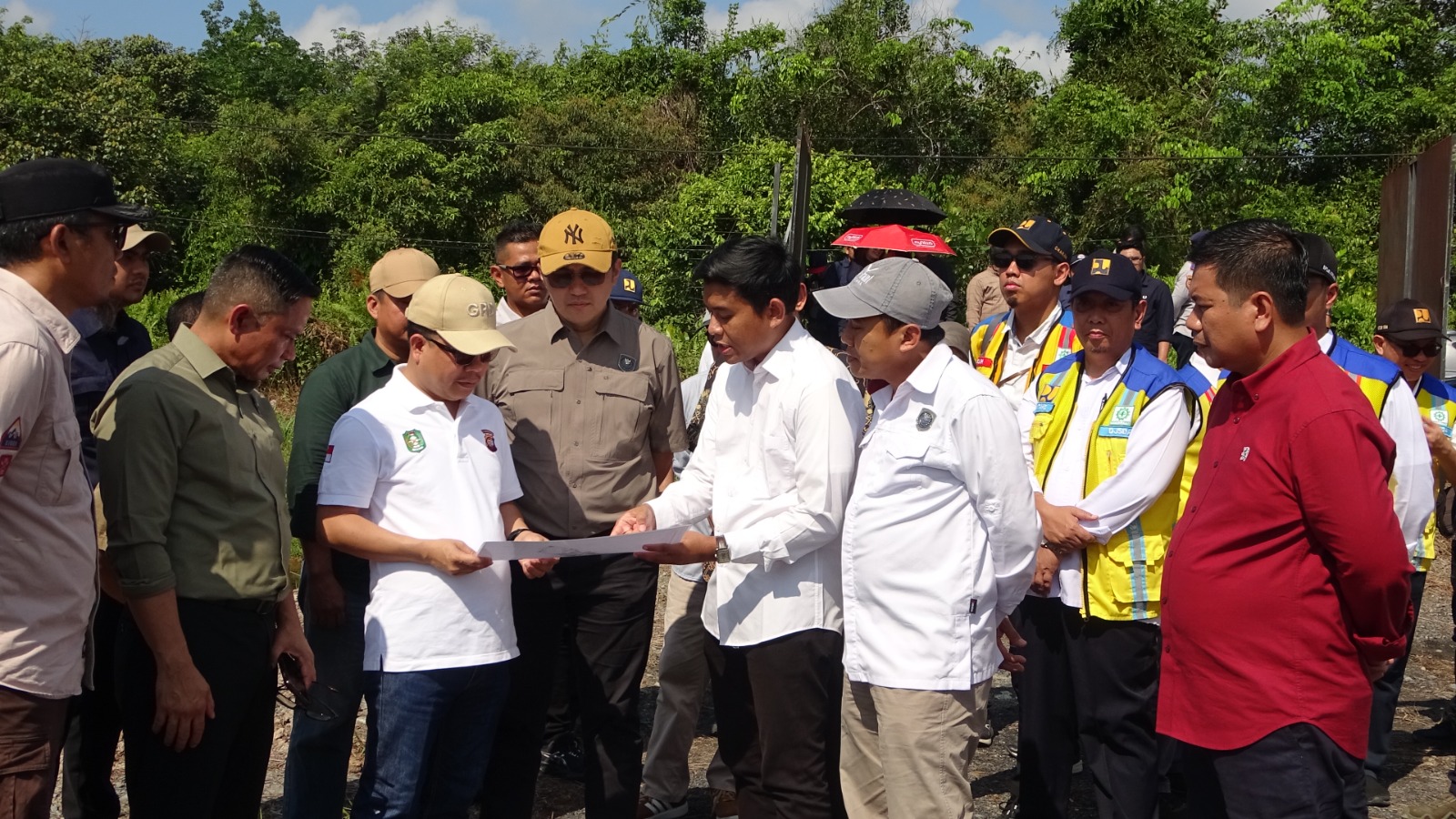 Bupati Sambas dan Stafsus Menko Infrastruktur Tinjau Lokasi Usulan Sekolah Rakyat di Jagur
