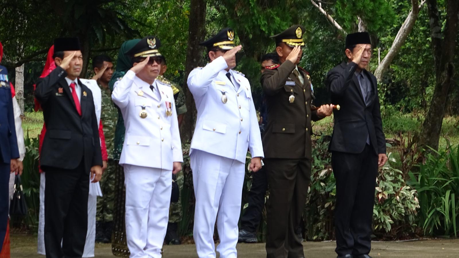 Ziarah ke TMP Sambas, Satono Ajak Masyarakat Teladani Semangat Para Pahlawan