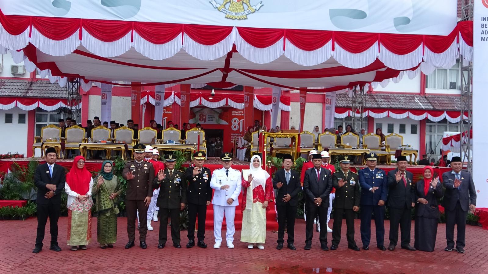 Formasi Satono Hero Warnai Upacara Penurunan Bendera HUT ke-81 RI di Sambas
