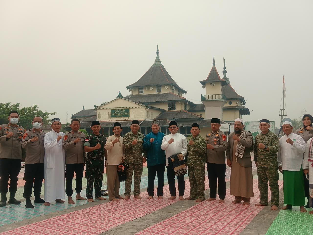 Wabup Sambas dan Ratusan Warga Laksanakan Shalat Istisqa di Tengah Kabut Asap