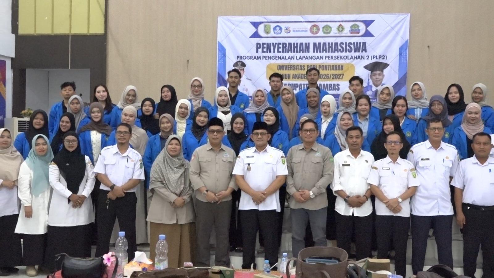 WABUP HEROALDI LEPAS 42 MAHASISWA PLP2 UNIVERSITAS PGRI PONTIANAK UNTUK MENGABDI DI SAMBAS