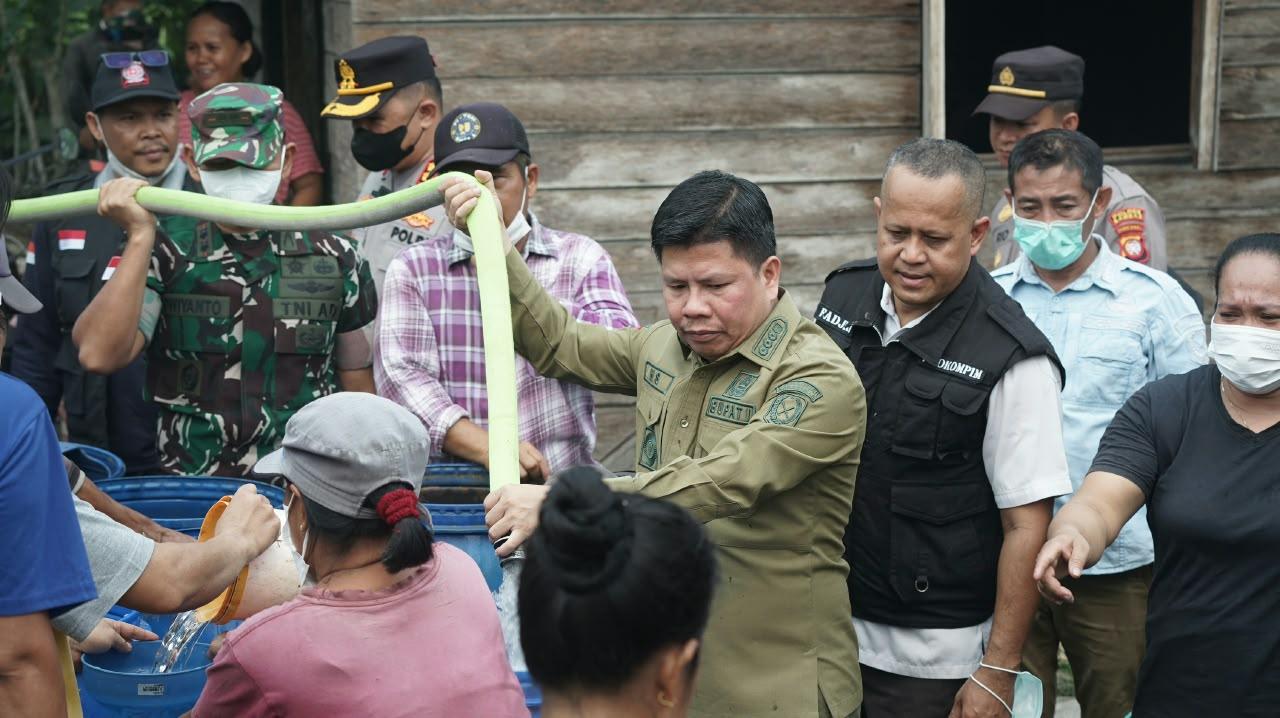 Bupati Satono Salurkan Bantuan Air Bersih bagi Warga Terdampak