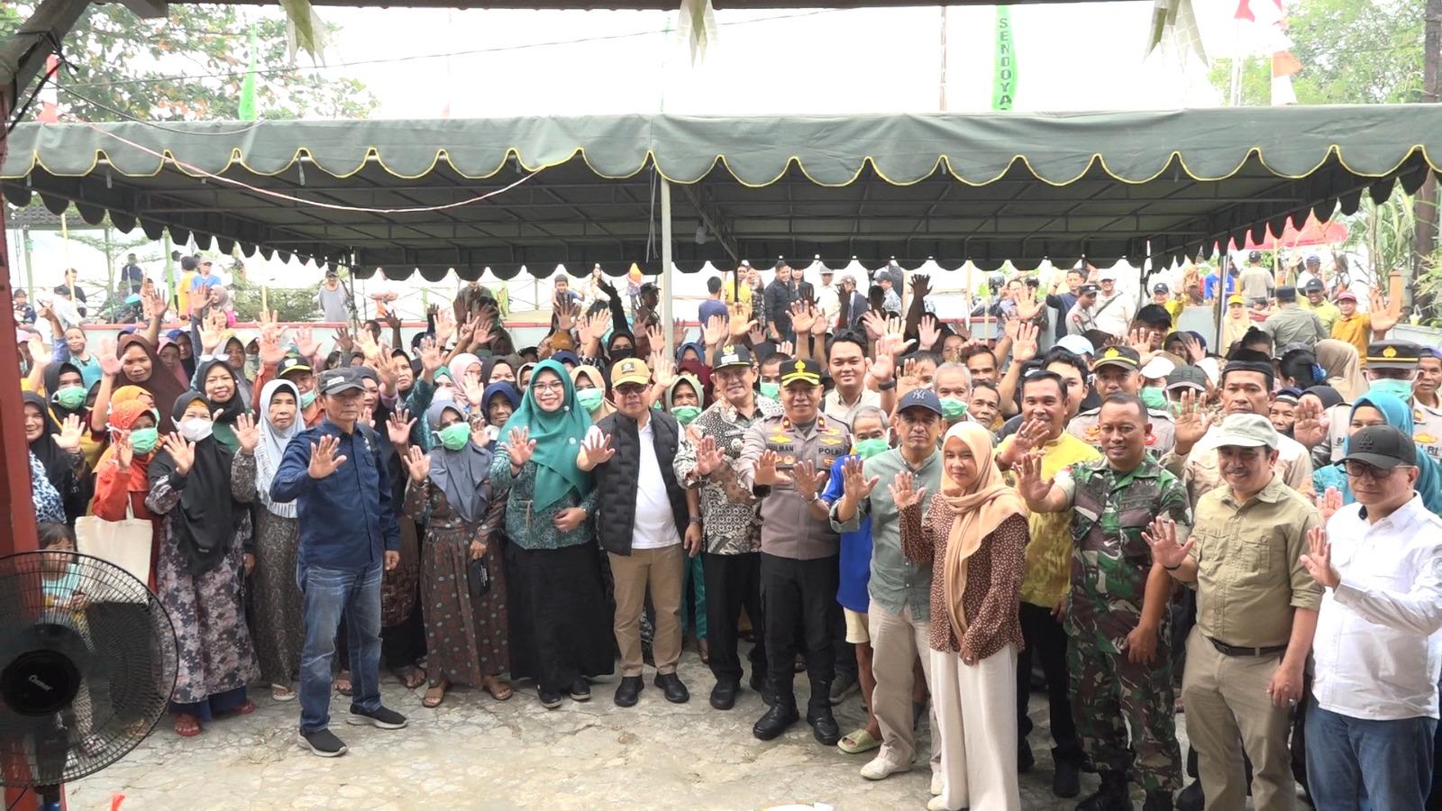 BUPATI SATONO GRATISKAN 500 PAKET SEMBAKO UNTUK WARGA SENDOYAN