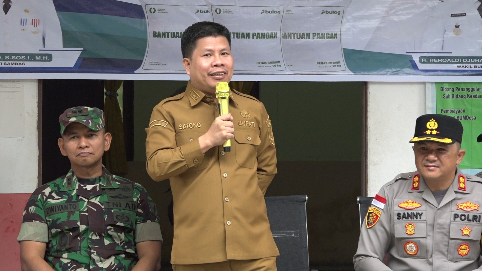 Pemkab Sambas Bersama BULOG Salurkan Bantuan Pangan Beras untuk Warga Desa Gapura