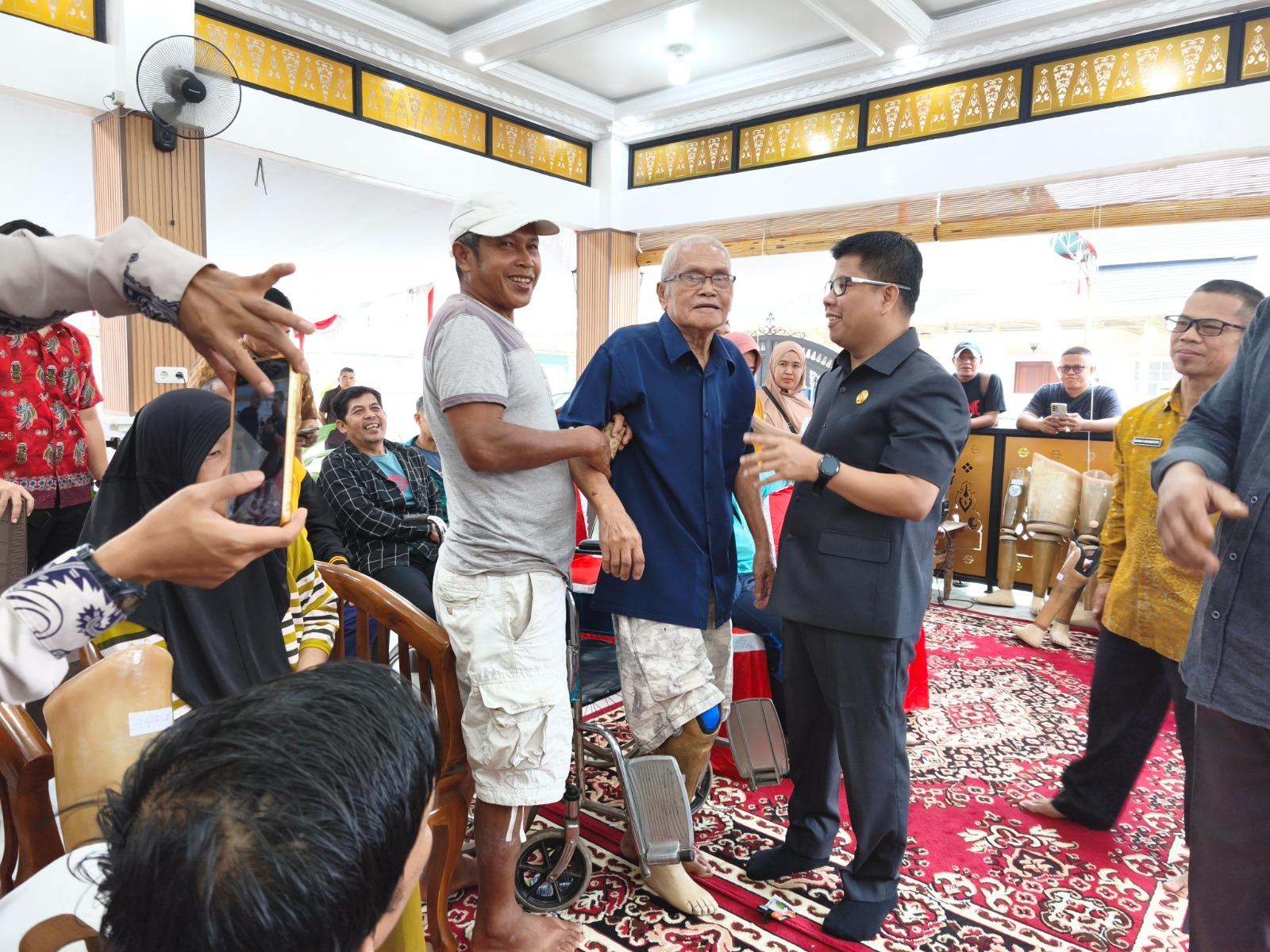 Wujud Peduli Disabilitas, Bupati Satono Serahkan Bantuan Kaki Palsu