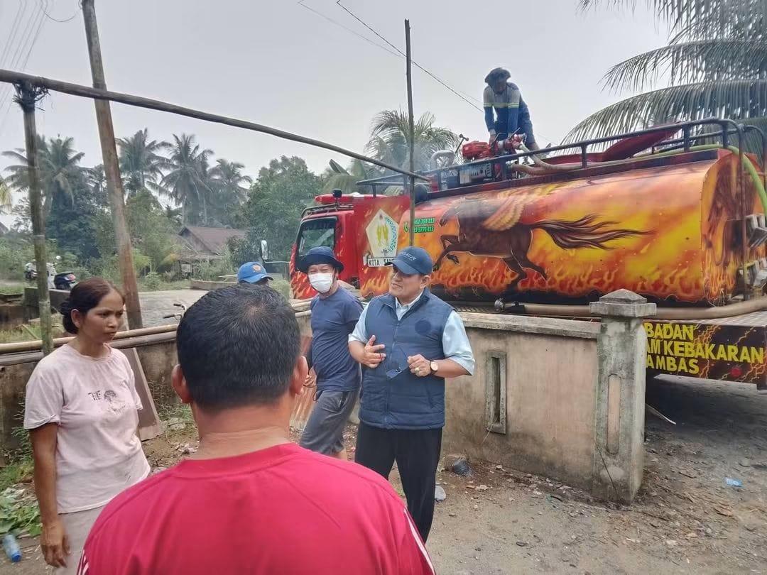 Atasi Krisis Air di Desa Matang Danau, Wabup Sambas dan Anggota DPRD Kalbar Turun Langsung Salurkan Bantuan Air Bersih