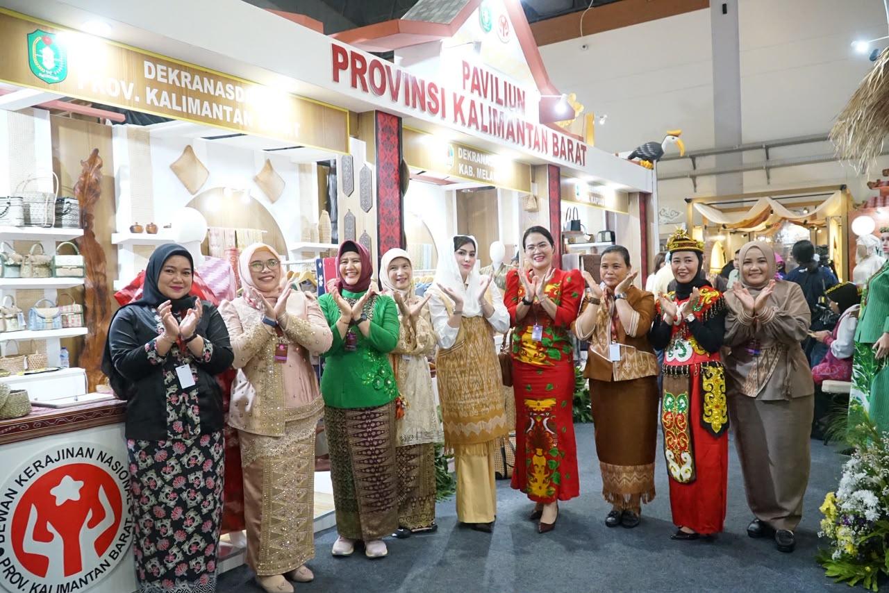 Dukung Perajin Lokal Mendunia, Dekranasda Sambas Pamerkan Potensi Tenun Tradisional dalam Kriyanusa 2026