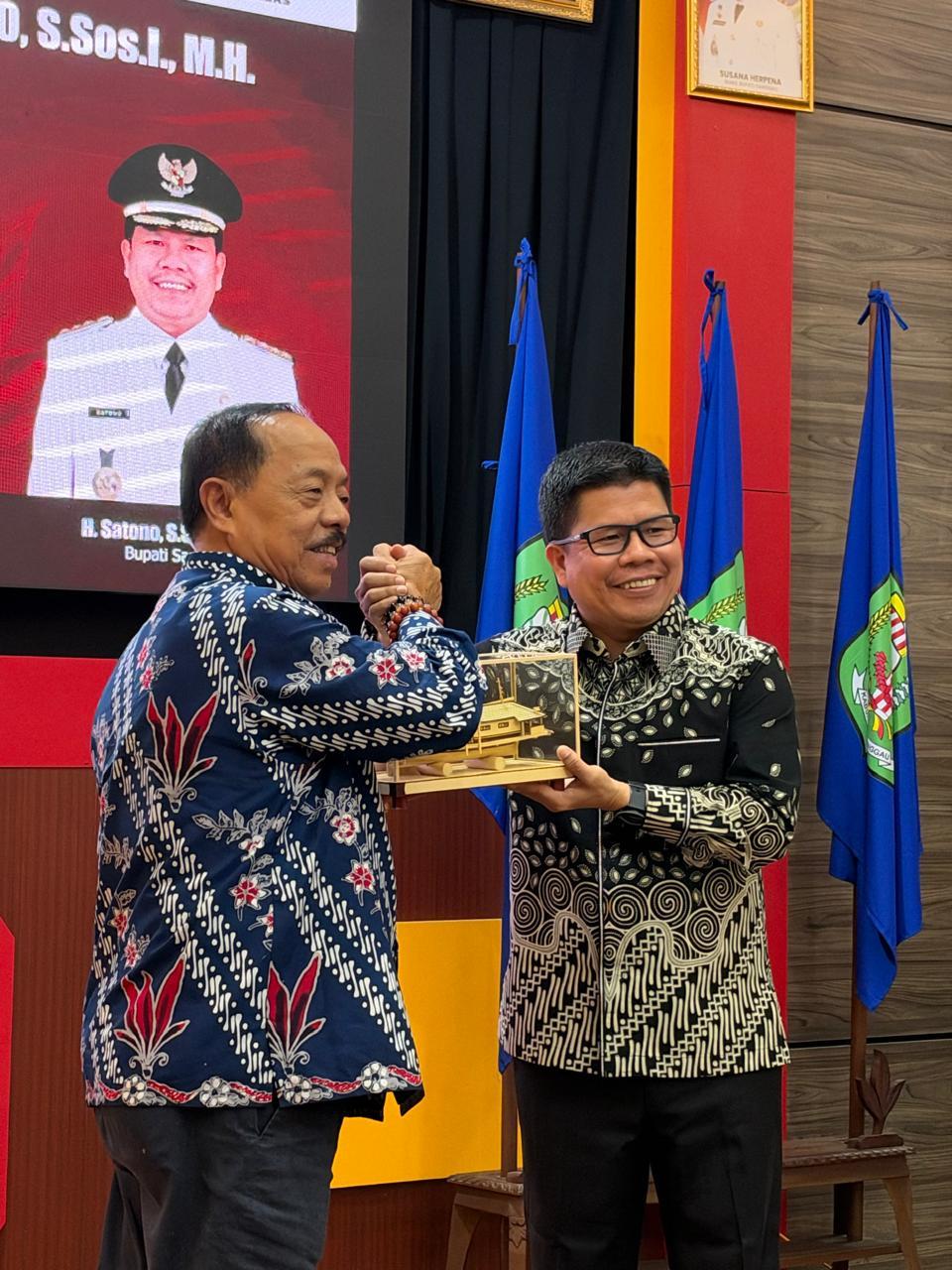 Perkuat Komunikasi Antardaerah, Bupati Satono Bahas Isu Perbatasan Bersama Bupati Sanggau
