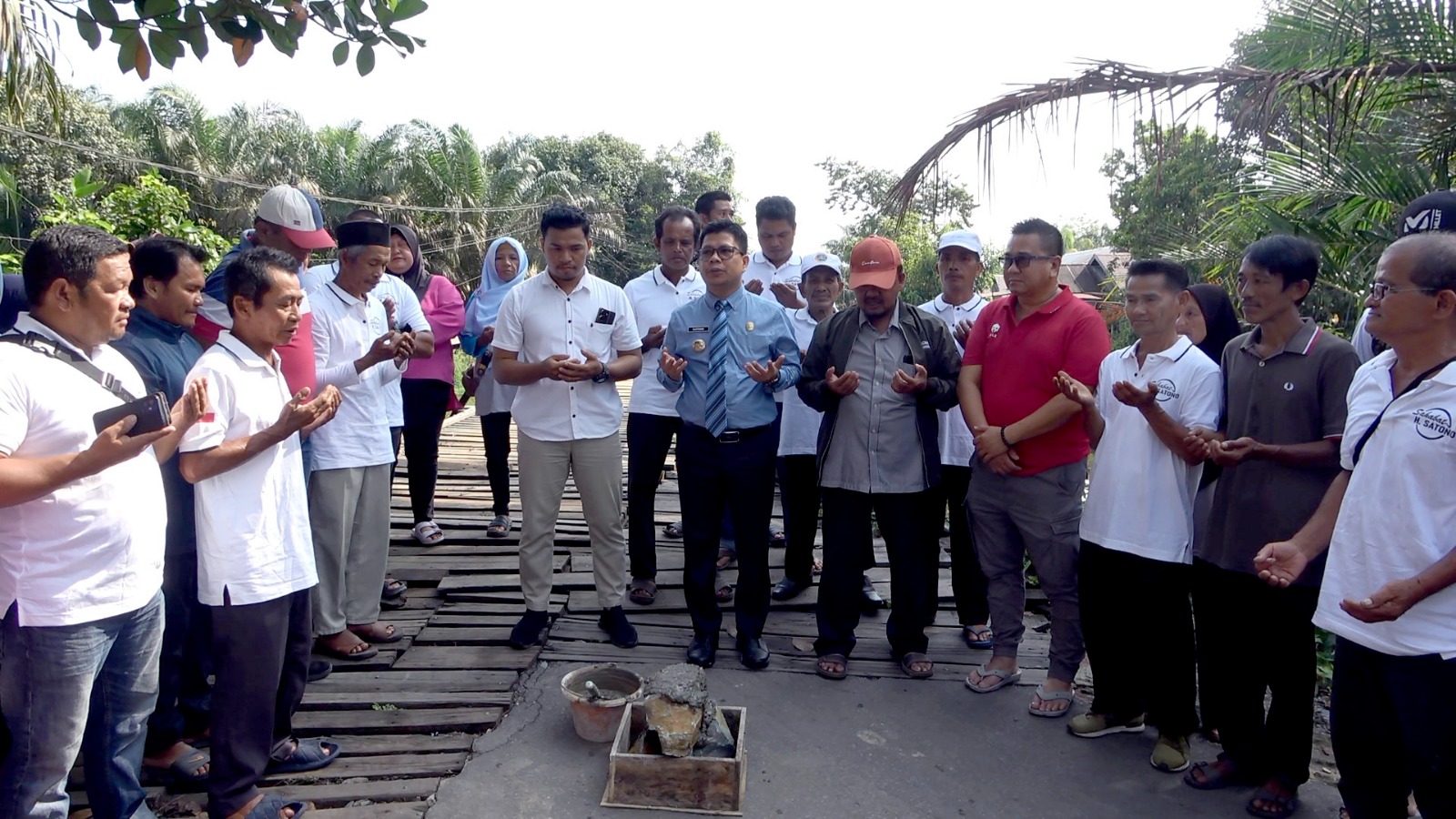 Bupati Sambas Resmikan Peletakan Batu Pertama Pembangunan Jembatan Berkemajuan di Desa Lubuk Dagang