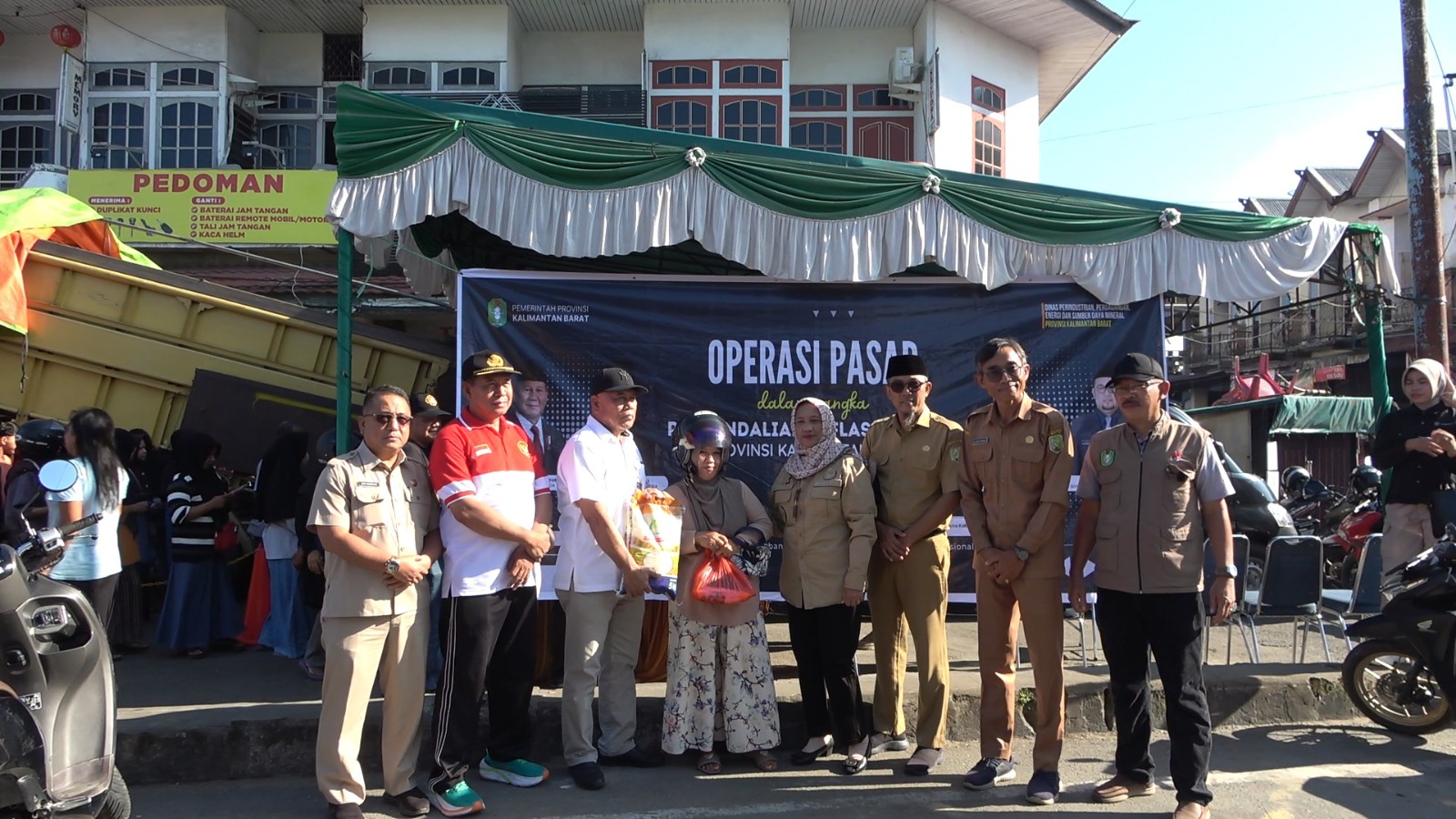 Pjs. Bupati Sambas Pantau Operasi Pasar Pengendalian Inflasi di Pasar Sambas