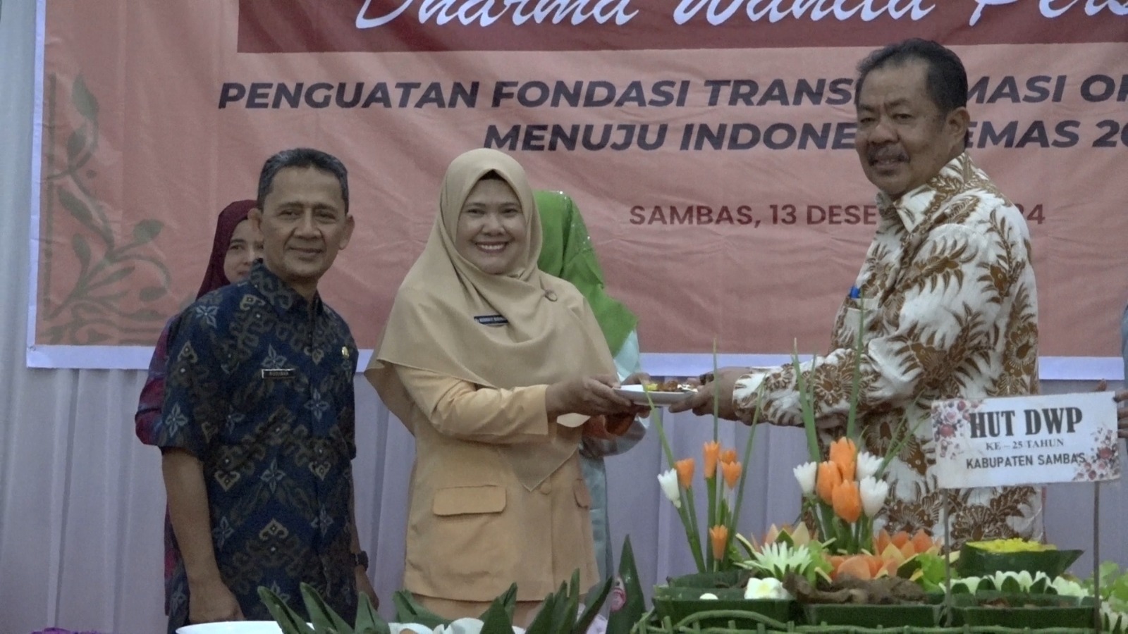 HUT DWP KE 25, SEKDA SAMBAS BERPESAN KEPADA DWP UNTUK TERUS MENINGKATKAN TEROBOSAN DALAM MEMBANTU PEMERINTAH MEMBANGUN KAB. SAMBAS