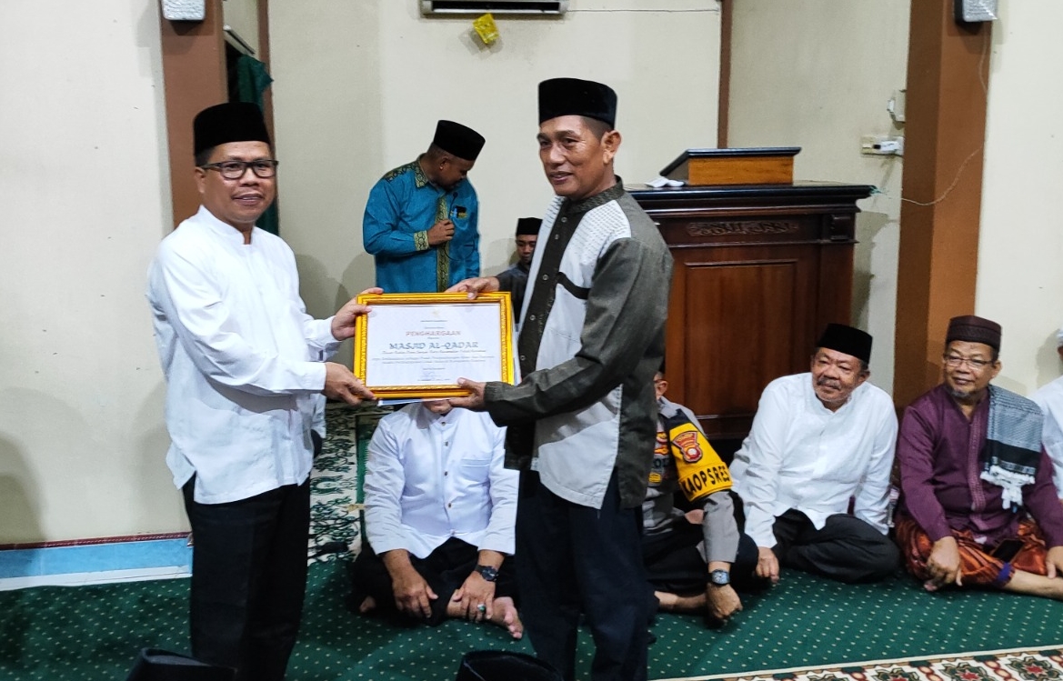 SAFARI RAMADHAN SUI BARU, BUPATI SATONO SERAHKAN BANTUAN 100 JUTA