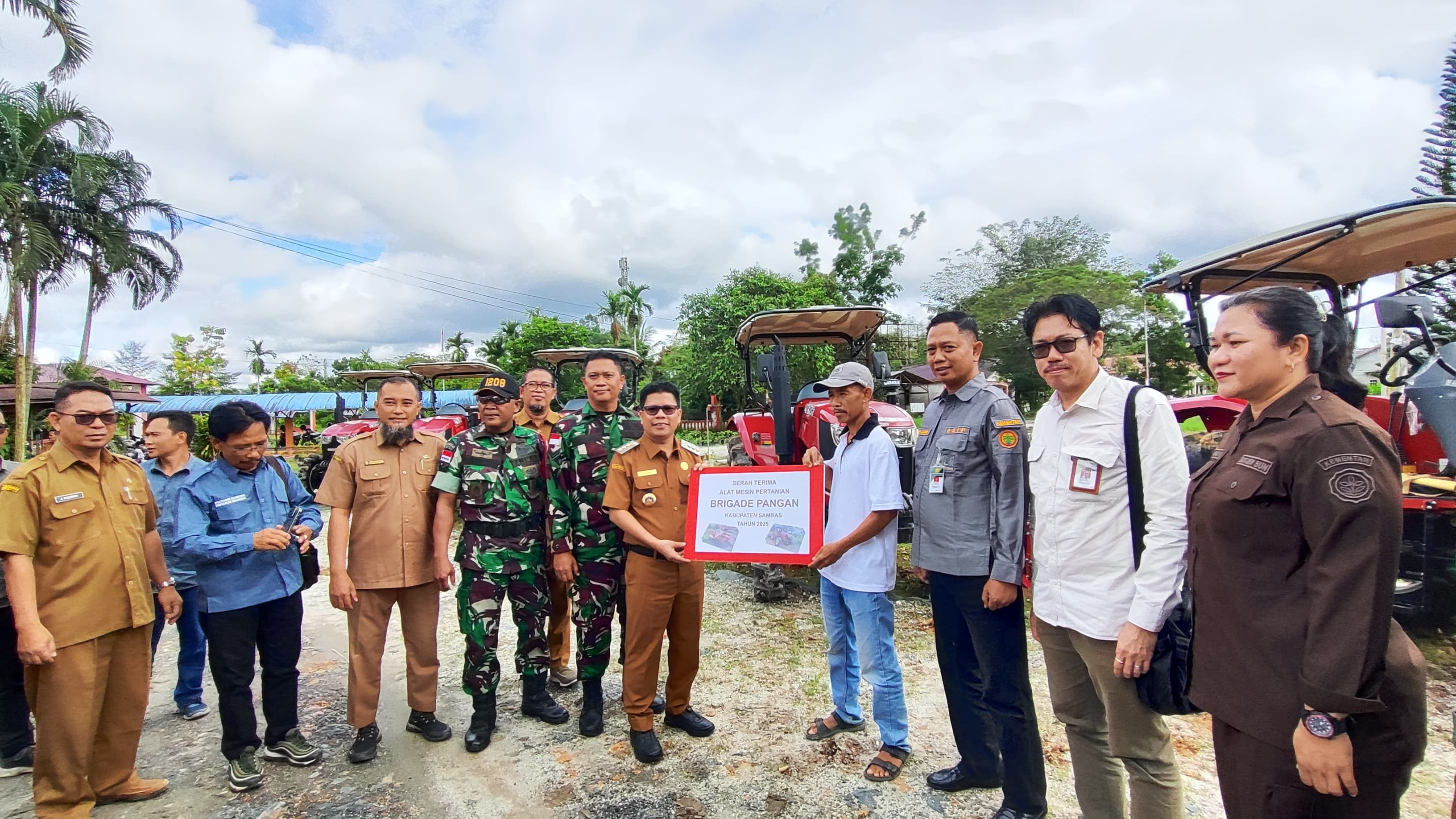 Bupati Sambas Serahkan 174 Unit Alsintan untuk Brigade Pangan
