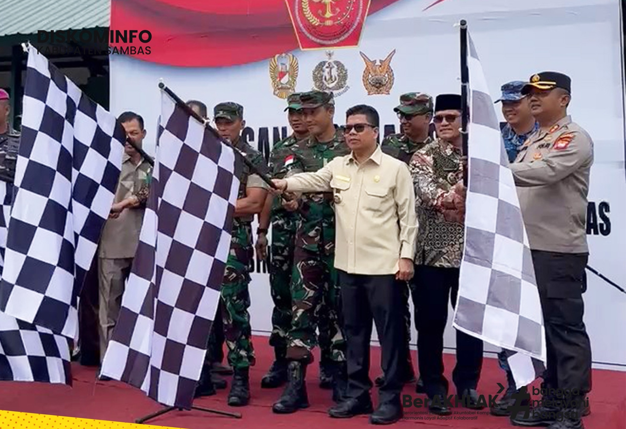 Bupati Satono Sambas Apresiasi Kepedulian TNI : Pengibaran Bendera Jadi Simbol Penyaluran Bantuan Sosial ke Wilayah Perbatasan