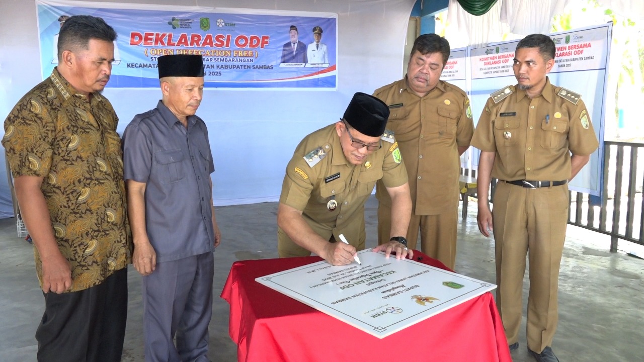 WAKIL BUPATI HEROALDI MENYAKSIKAN DEKLARASI ODF DESA DAN KECAMATAN JAWAI SELATAN