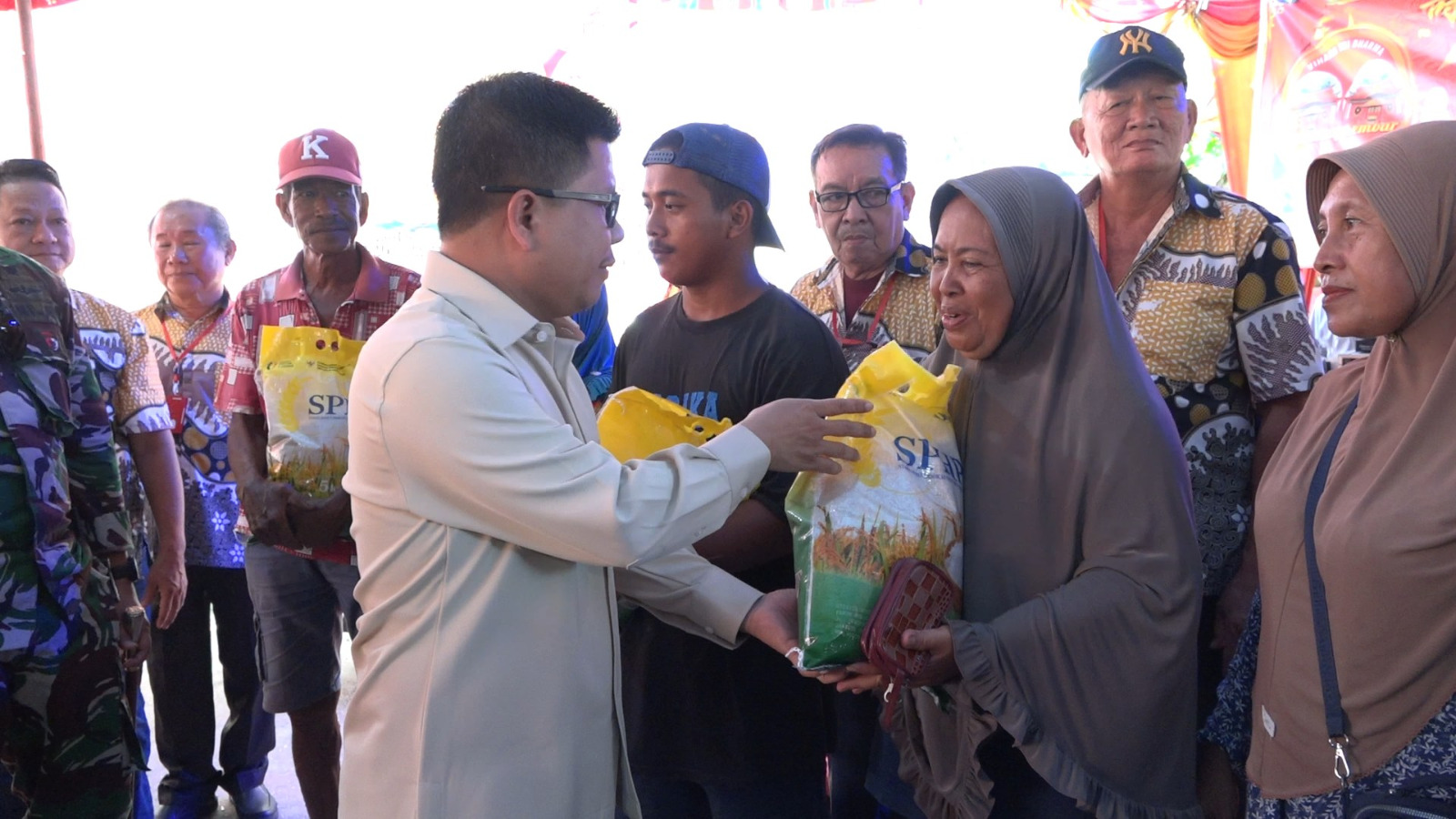 Disambut Antusias Warga, Bupati Satono Hadiri Gerakan Pangan Murah di Bakau dan Dungun Laut