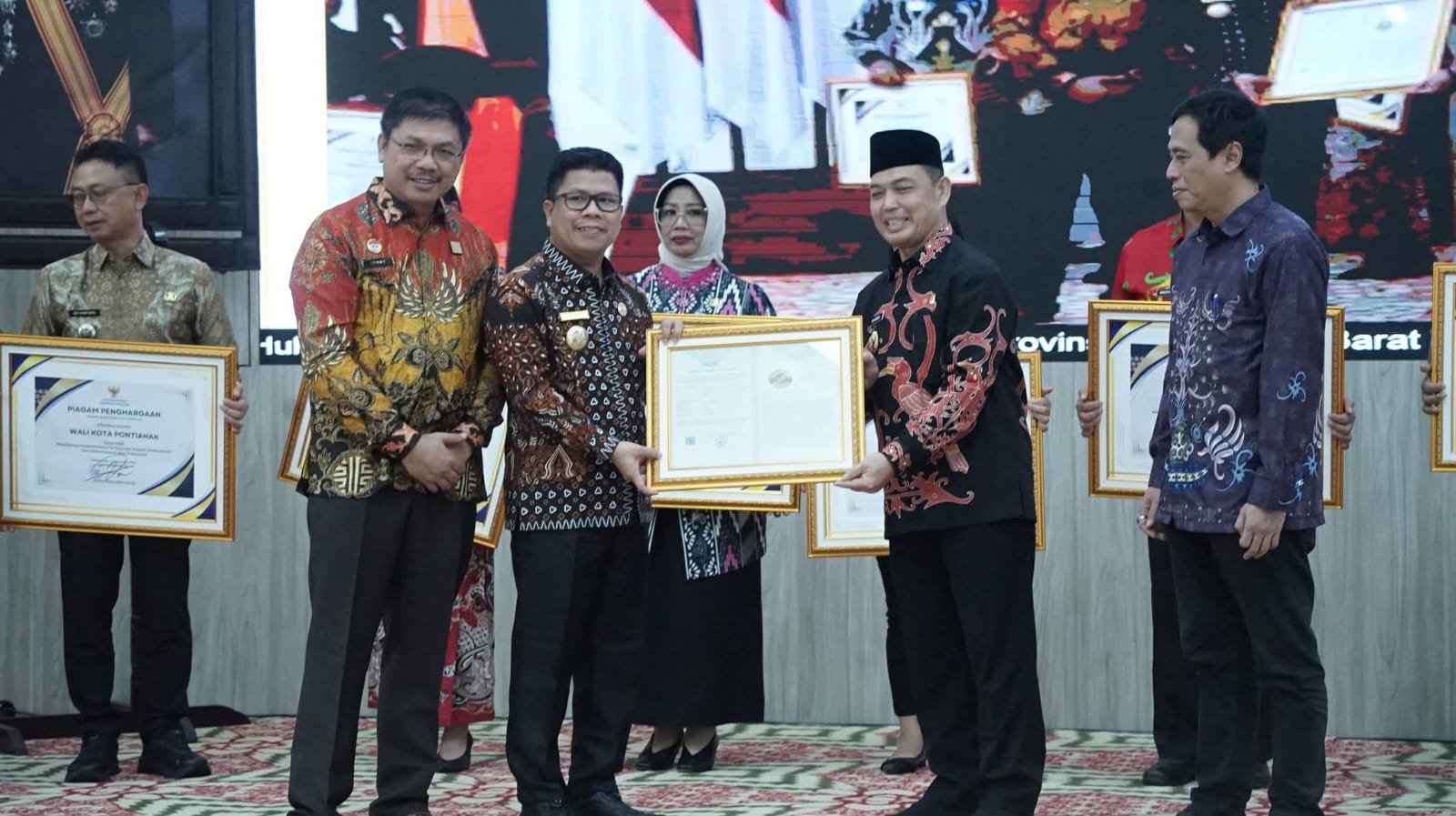 Bupati Satono Terima Penghargaan Posbakum Desa dan Sertifikat IG Tenun Cual Sambas