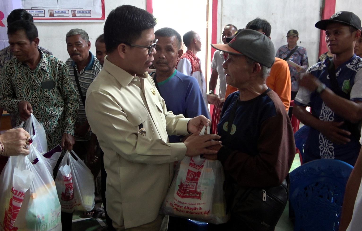 Pemkab Sambas Gelar Operasi Pasar Murah di Sajingan Besar, Bupati Satono Turun Langsung Pantau Pelaksanaan