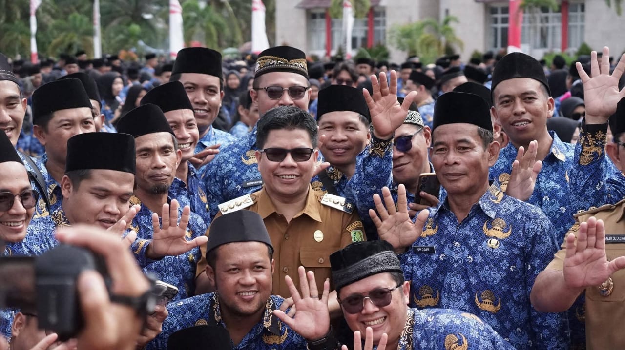Pemkab Sambas Tegaskan Komitmen SDM: 3.233 PPPK Paruh Waktu Terima SK Tahun Anggaran 2025