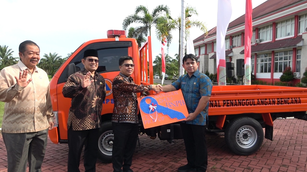 PERKUAT KESIAPSIAGAAN BENCANA, BUPATI SAMBAS SERAHKAN KENDARAAN OPERASIONAL BPBD