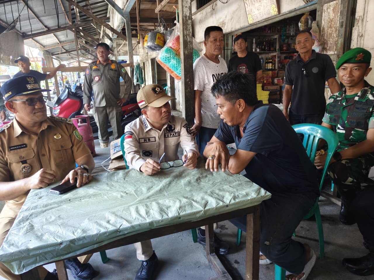 DEKAT DENGAN RAKYAT, SATONO-HEROALDI SERAP ASPIRASI SAMBIL NGOPI BARENG WARGA JAWAI
