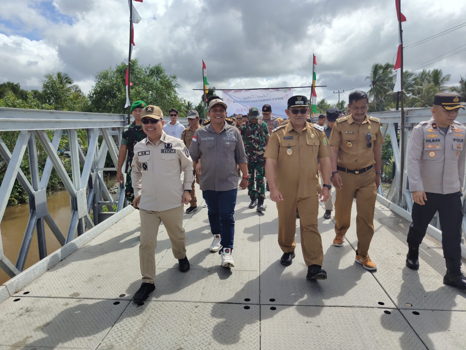 RESMIKAN JEMBATAN RAMAYADI, BUPATI SATONO TEGASKAN KOMITMEN PEMBANGUNAN INFRASTRUKTUR BERKELANJUTAN DI JAWAI SELATAN
