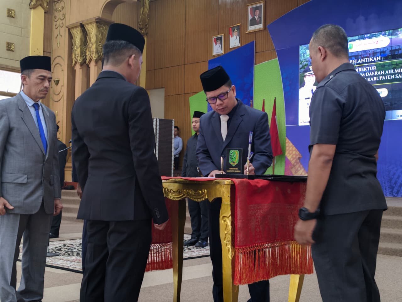 Lantik Direktur PDAM dan Pejabat Kecamatan Paloh, Satono Soroti Peluang Besar Kawasan Perbatasan