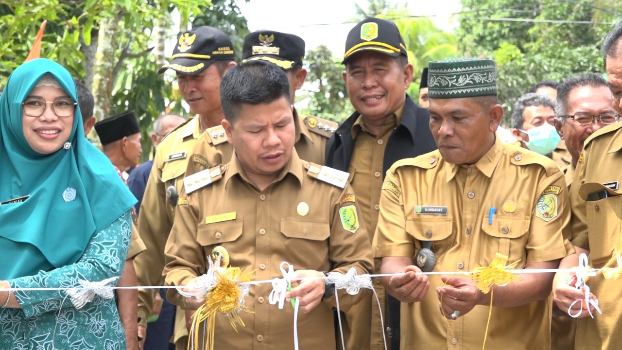 20 TAHUN RUSAK, BUPATI SATONO RESMIKAN JALAN POROS SUI. KELAMBU-SEPINGGAN