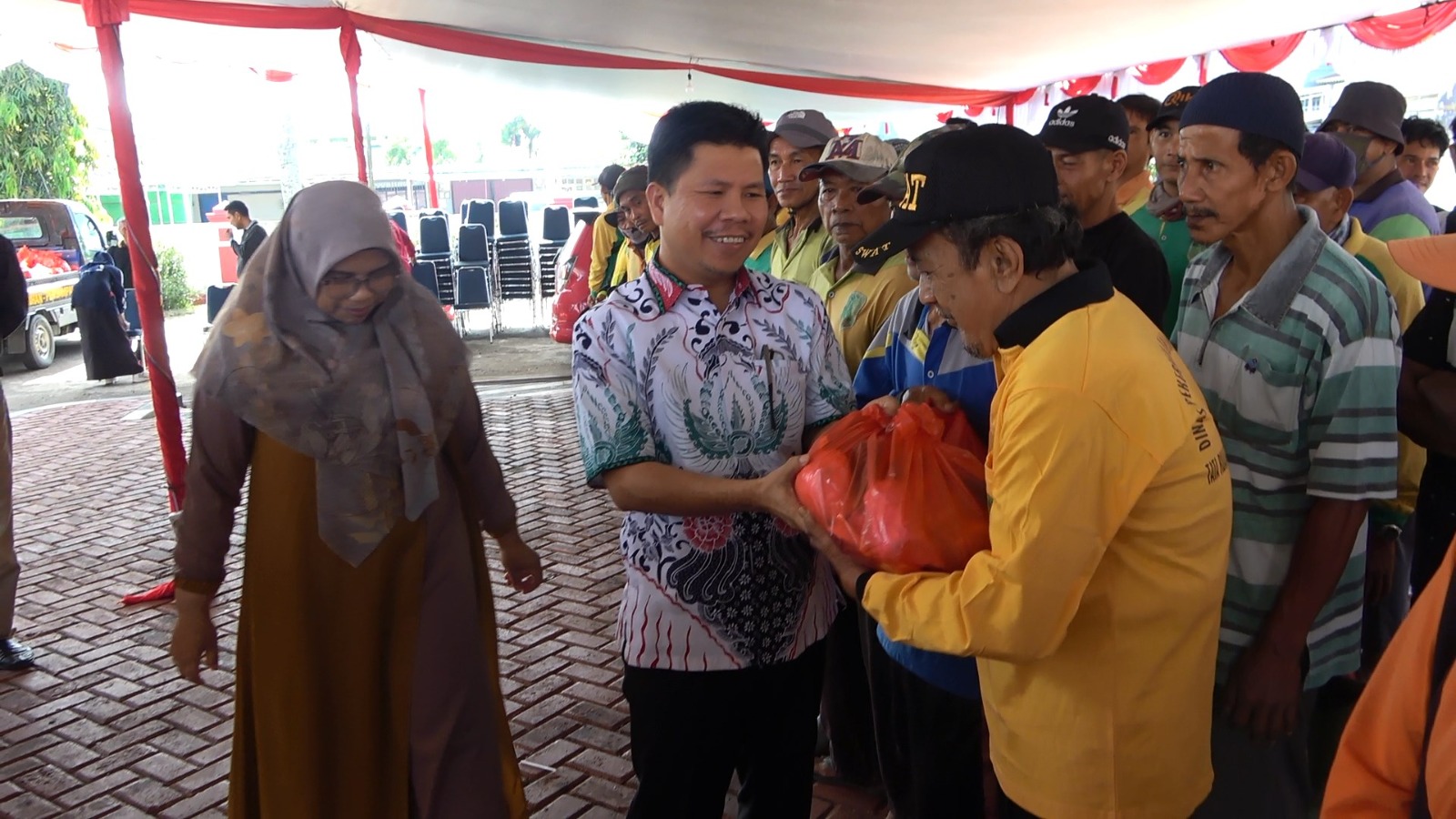 BUPATI SATONO BAGIKAN PAKET LEBARAN KEPADA PETUGAS KEBERSIHAN DINAS PERKIMLH KAB.SAMBAS