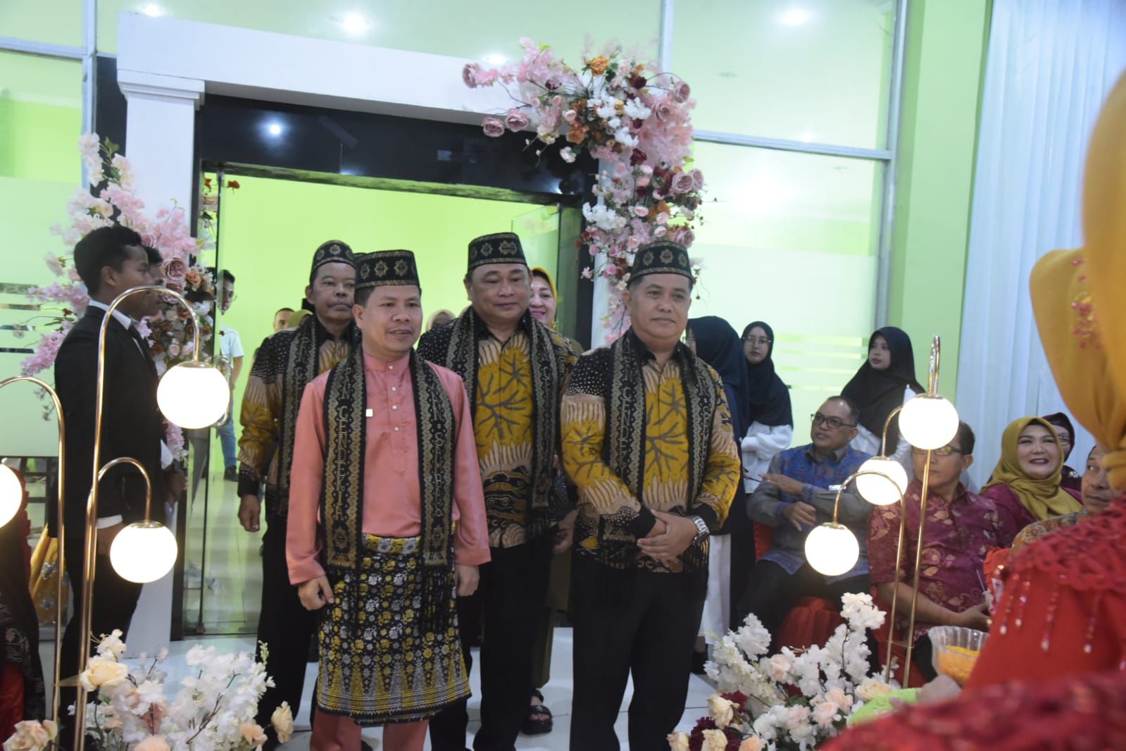 BUPATI SATONO HADIRI PENGUKUHAN TAHFIDZ QUR'AN DAN PENGHANTAR STUDI SISWA MAN INSAN CENDEKIA SAMBAS